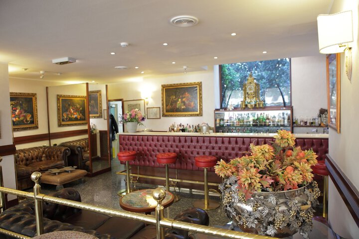 Lounge 43 of 70