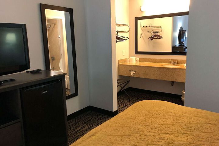 Room 8 of 34
