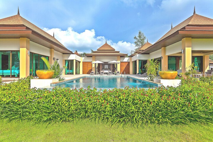 Hotel with Pool