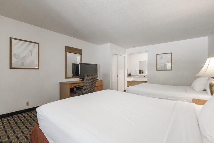 Studio Queen Size Bed (9 of 39)