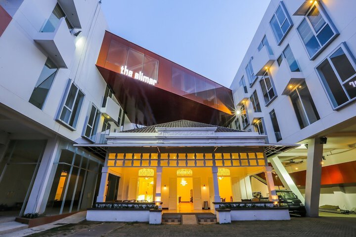 Front of property - evening/night