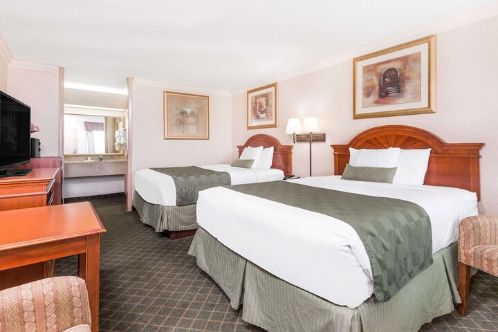 2 Queen Beds (14 of 16)