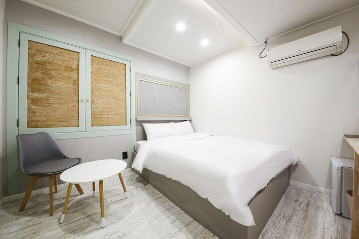 Room 9 of 33