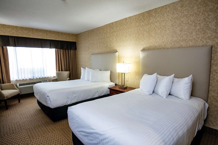 2 Double Beds Exterior Room High Speed Internet Coffee Maker (14 of 15)