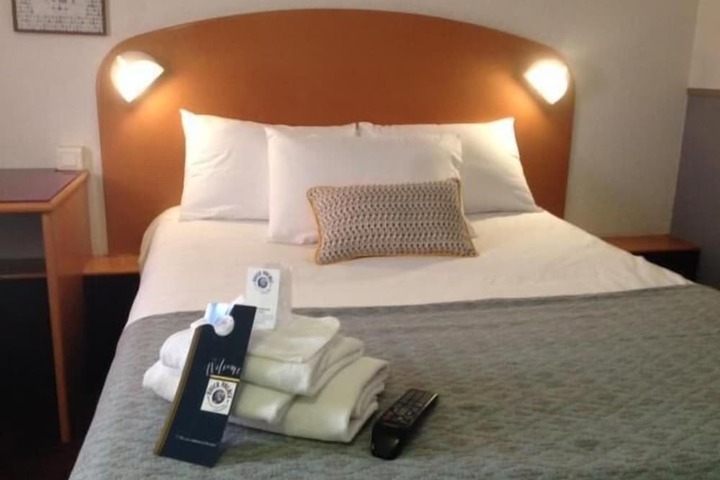 Room 10 of 32