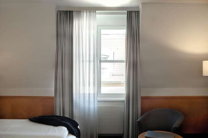 Room 23 of 102