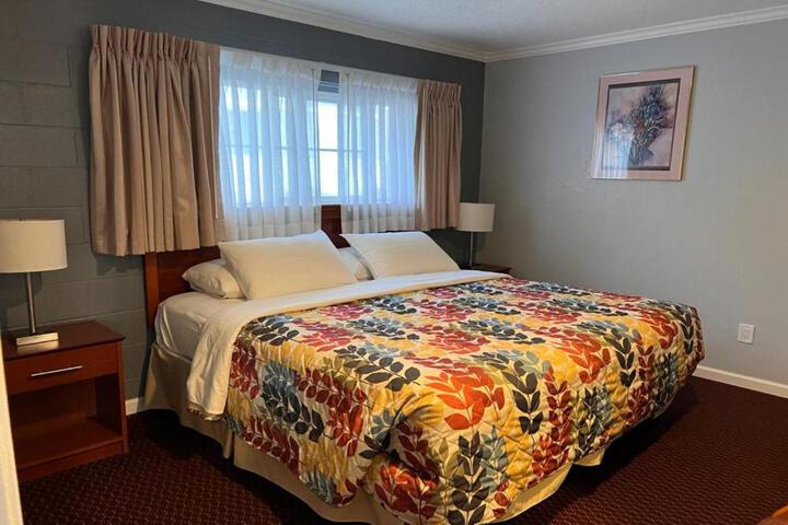 Basic King Bed (4 of 23)