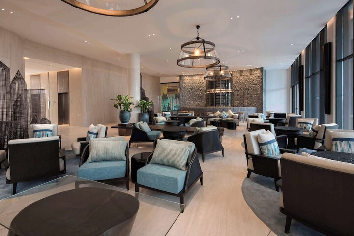 Lounge 136 of 197
