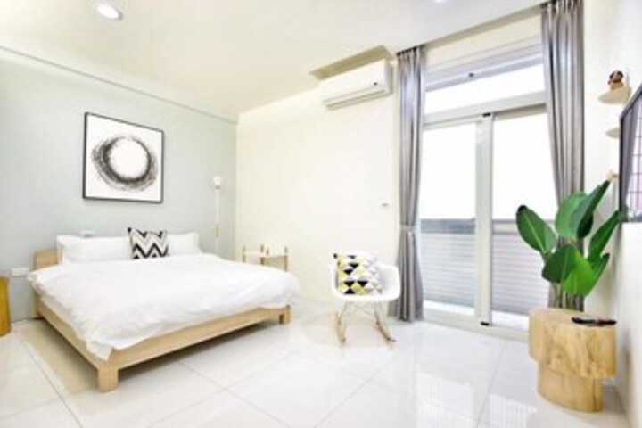 Room 4 of 8