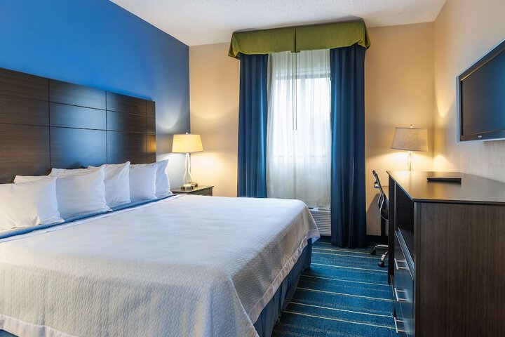 1 King Bed (8 of 10)