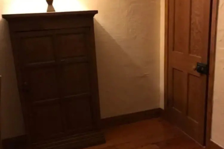 Room 9 of 18