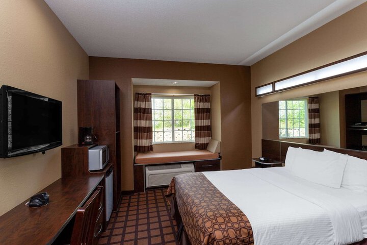 1 Queen Bed Accessible Room (19 of 19)
