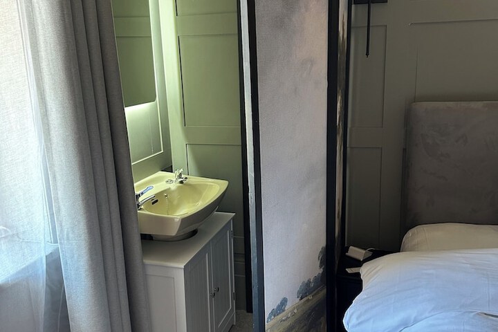 Room 62 of 171