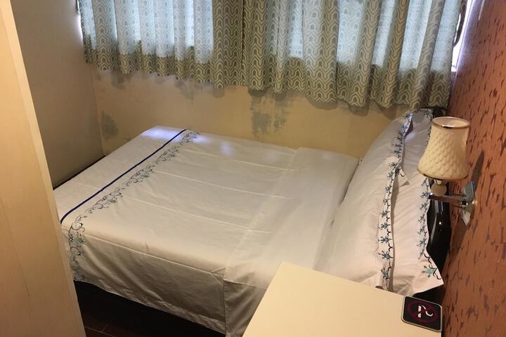 Room 52 of 73
