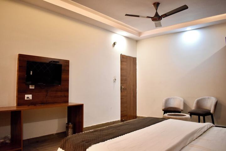 Room 12 of 25
