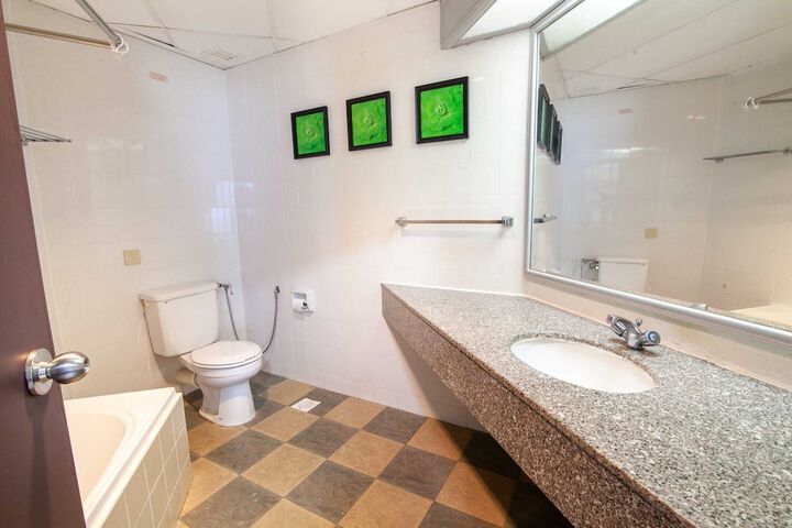 Room 432 of 650