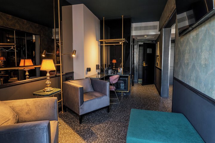 Room 16 of 46