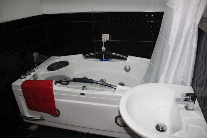 Room 9 of 14