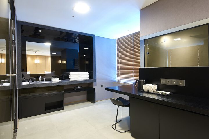 Room 10 of 48