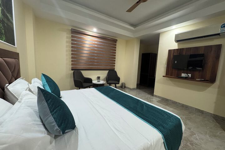 Room 13 of 30