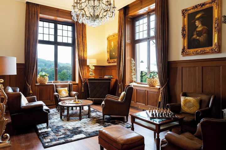 Lounge 65 of 82