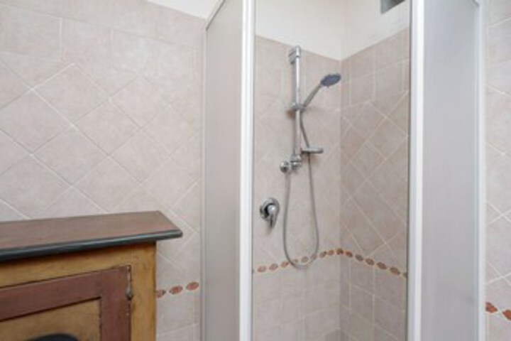 Room 27 of 166