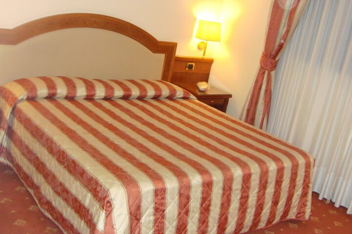 Room 9 of 39