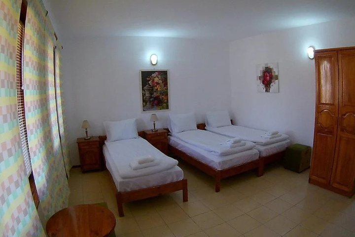 Room 9 of 12