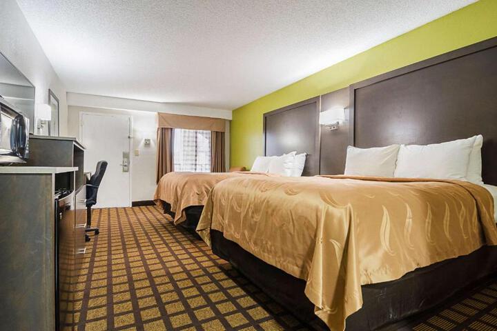 2 Queen Beds (9 of 13)