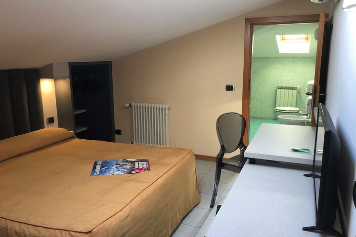 Room 11 of 65