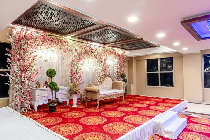 Ballroom/Hall 38 of 54