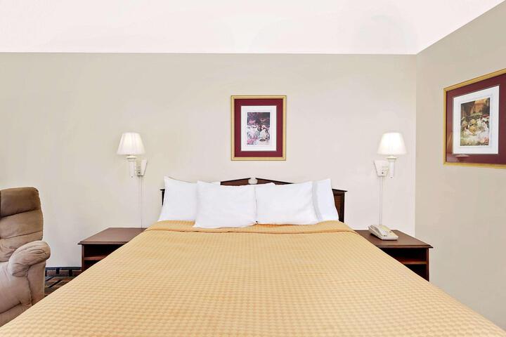 1 King Bed (3 of 10)