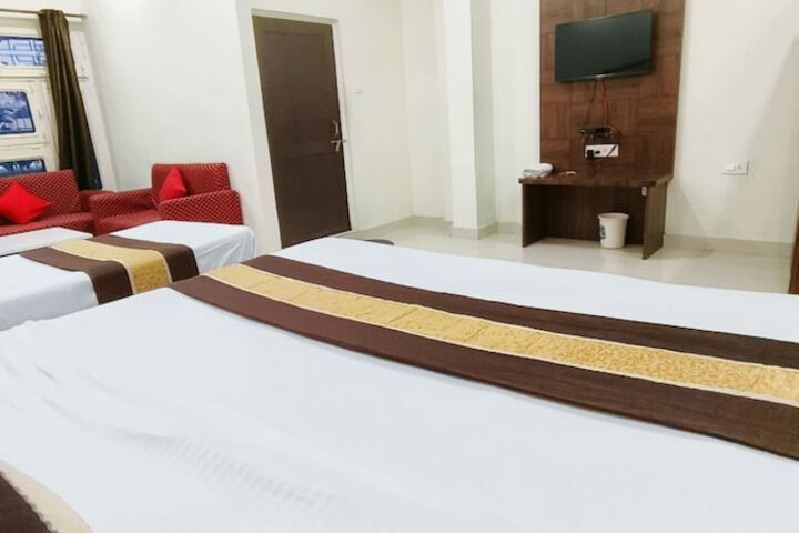 Room 4 of 8