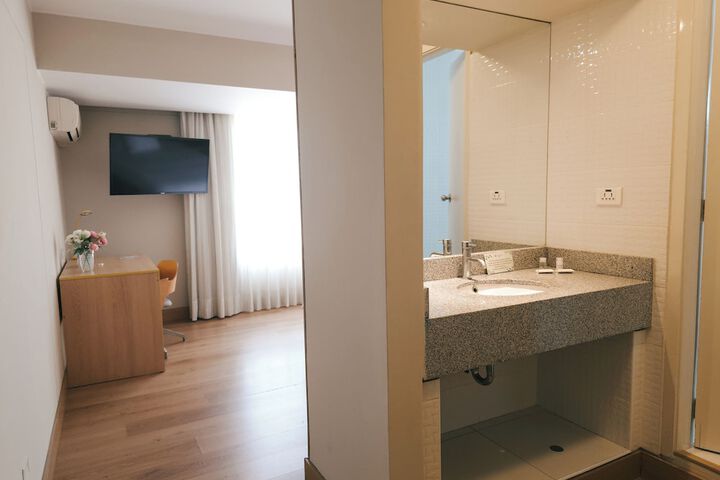 Room 48 of 104
