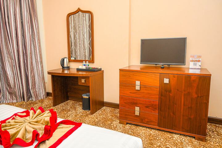 Room 9 of 32