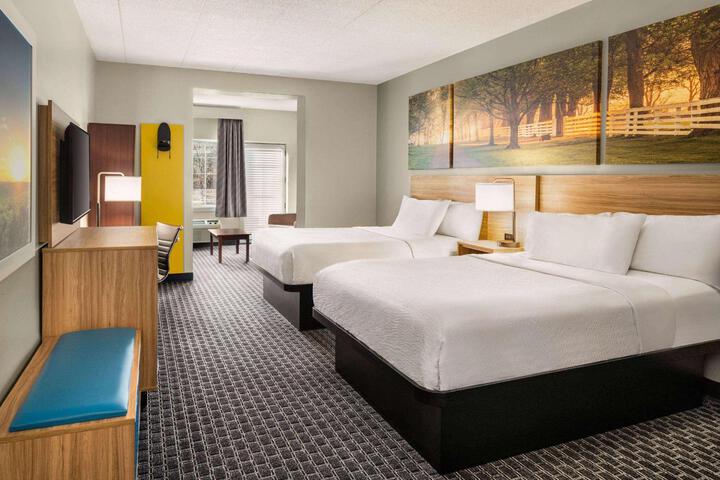 2 Queen Beds (10 of 12)