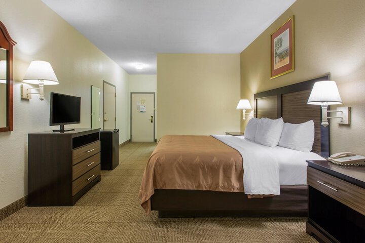 1 King Bed (4 of 15)