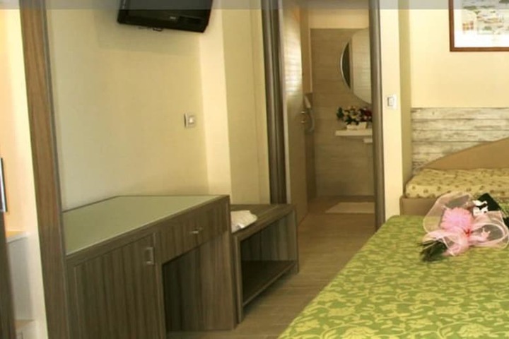 Room 14 of 33