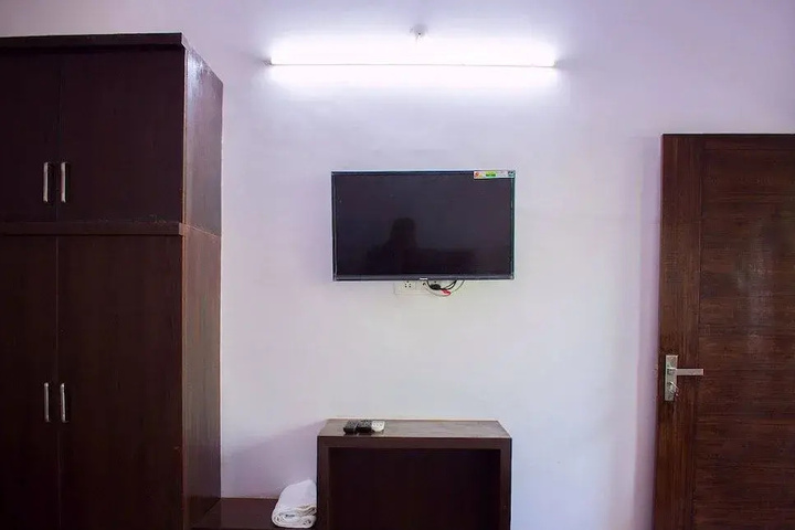 Room 7 of 12