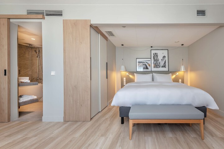 Room 28 of 74