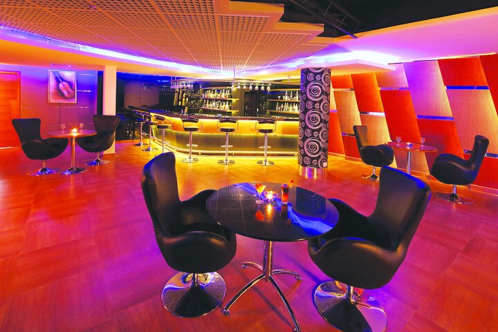 Lounge 15 of 22