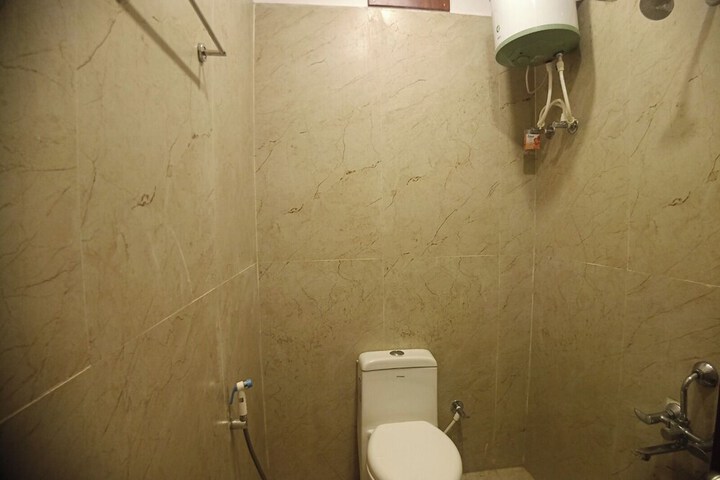 Room 6 of 8