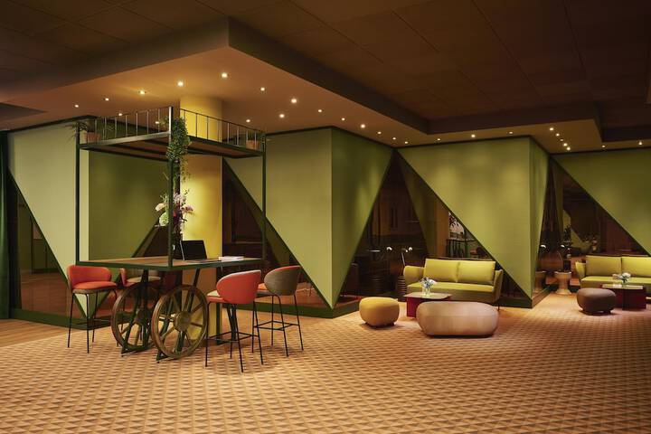 Lounge 20 of 33