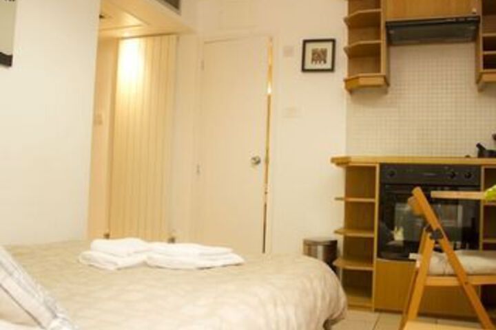 Room 6 of 10