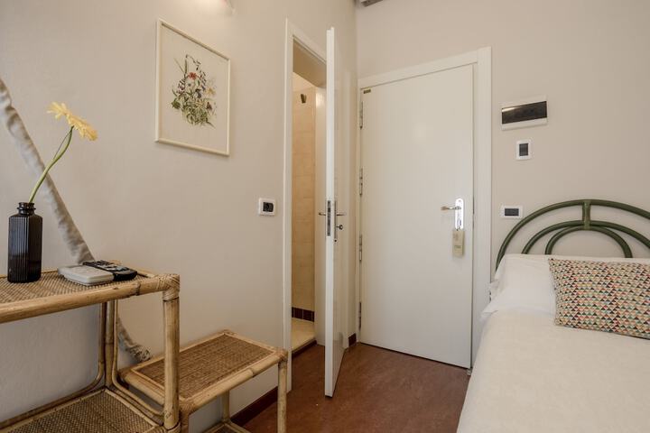 Room 10 of 105