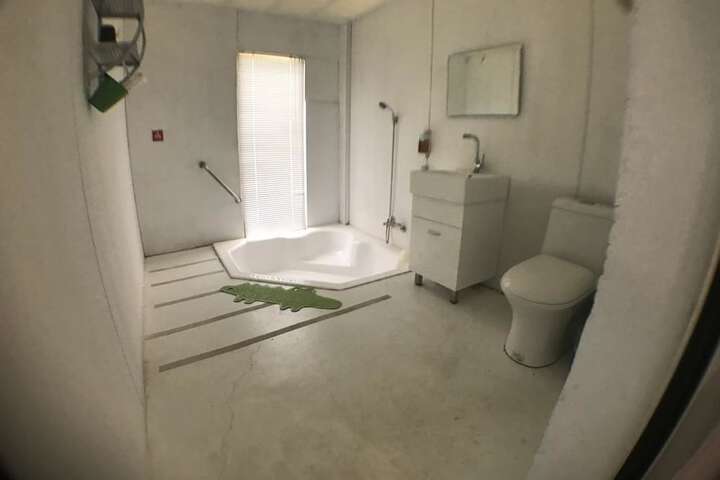 Room 3 of 8