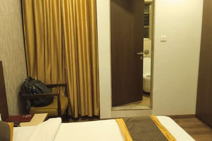 Room 10 of 16