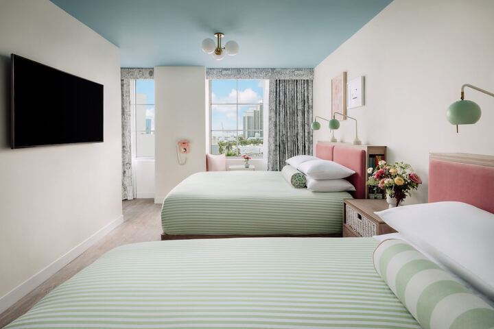 1 Queen Bed (2 of 21)