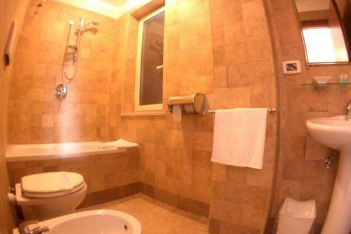 Room 5 of 15