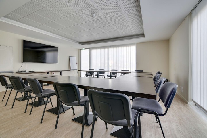 Business Center 77 of 84
